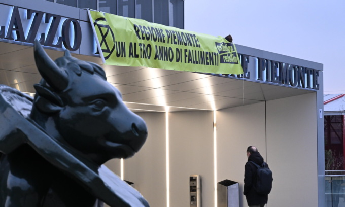 “La Regione osserva, il Piemonte affonda”: la scritta degli Extinction Rebellion sul grattacielo della Regione