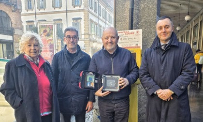 “Novara ci sta a cuore”: nuovo defibrillatore all’Angolo delle Ore