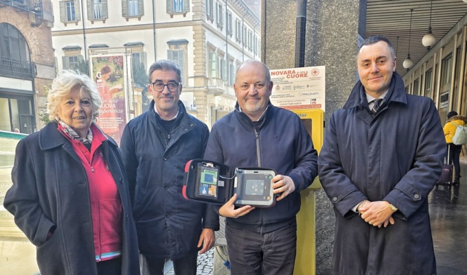 “Novara ci sta a cuore”: nuovo defibrillatore all’Angolo delle Ore