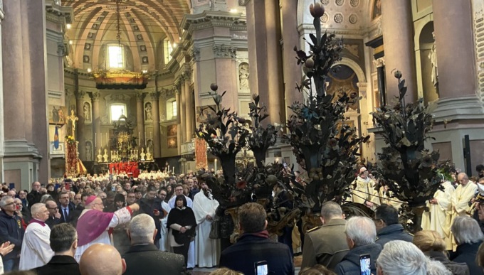 Novara ha celebrato il suo San Gaudenzio: corteo e cerimonia del Fiore in Basilica – VIDEO e FOTO
