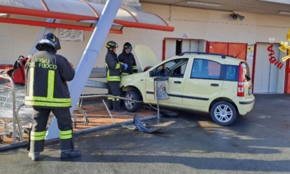 Anziano centra i carrelli nel parcheggio di un supermercato a Verbania: illeso