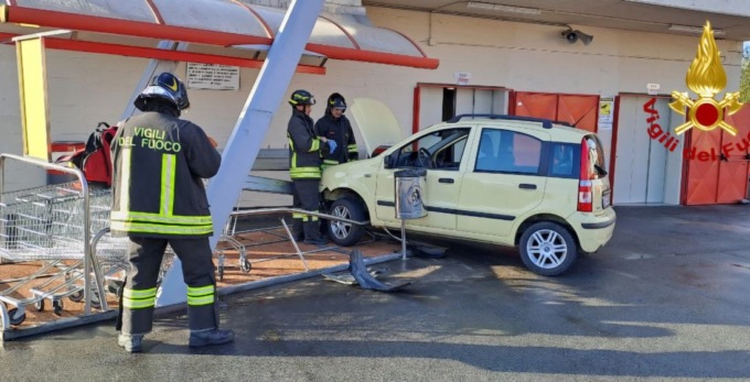 Anziano centra i carrelli nel parcheggio di un supermercato a Verbania: illeso