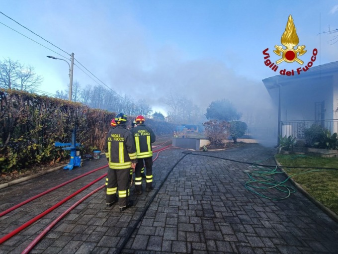 Villetta in fiamme ad Agrate: sul posto vigili del fuoco di Borgomanero, Arona e Romagnano