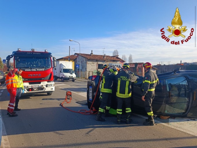 Incidente ad Arona, i pompieri estraggono un ferito