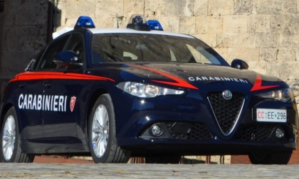 Marito furioso cerca di sfondare la porta per entrare in casa: arrestato dai carabinieri