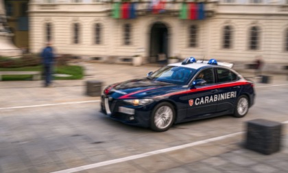 Ubriaco e violento infastidisce i clienti di un bar e poi tenta di sfilare la pistola a un carabiniere: arrestato