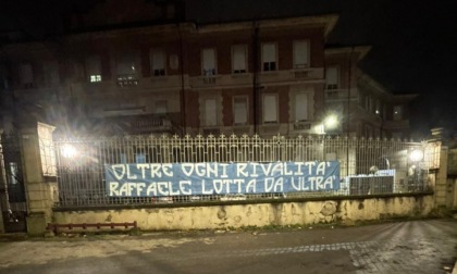 Uomo caduto nel fossato dello stadio: il bellissimo gesto dei tifosi del Novara