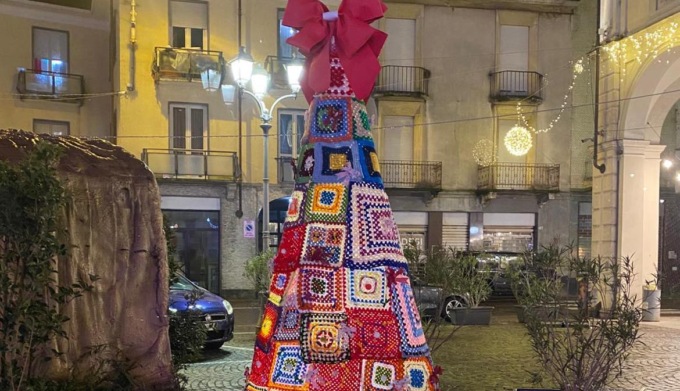 “Albero del Cuore” a Trecate: raccolti 50 pacchi per le famiglie assistite dalla Caritas