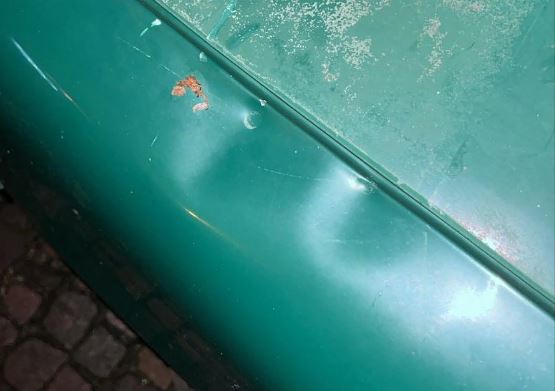 Prende a bastonate un’auto con a bordo due donne dietro la stazione