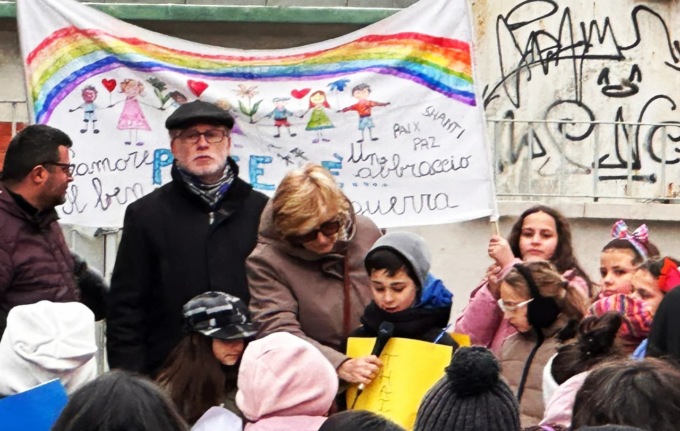 A Galliate bimbi e adulti hanno marciato e fatto rumore per la pace