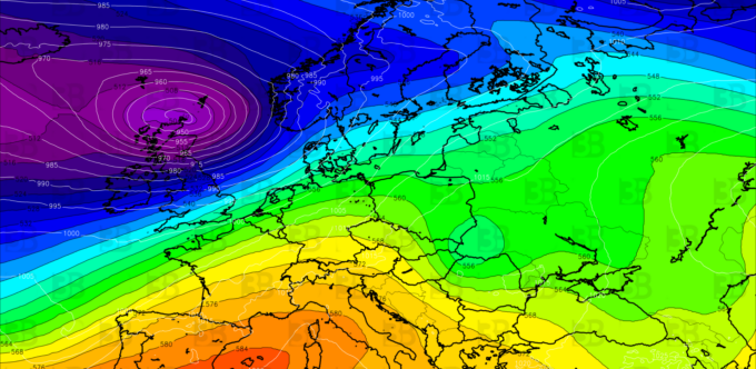 3BMeteo: “In arrivo ciclone-bomba sull’Europa ma non colpirà l’Italia”