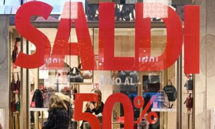 Oggi saldi al via: per Confcommercio ogni persona spenderà 138 euro