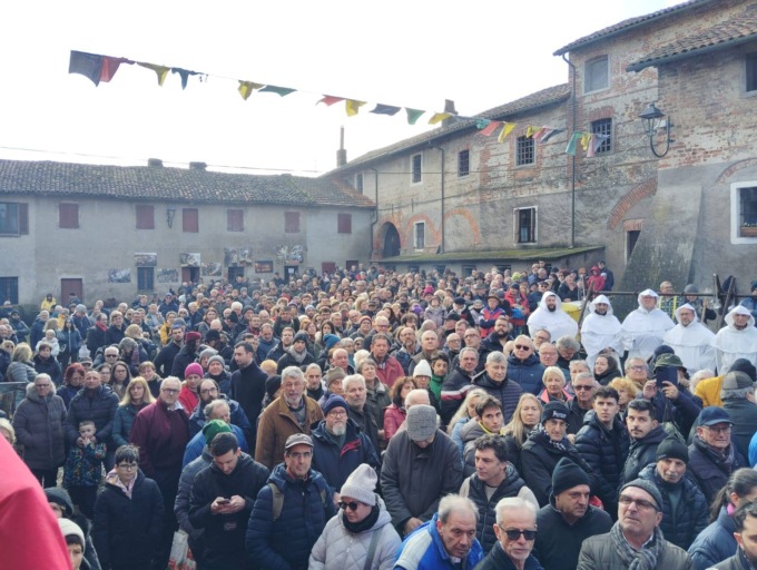 Alla Badia di Dulzago centinaia di persone per la tradizionale fagiolata di San Giulio