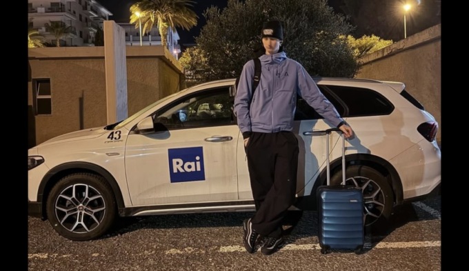 La denuncia a Novara non lo ferma: Dedelate si arrampica sul tetto dell’Ariston a Sanremo