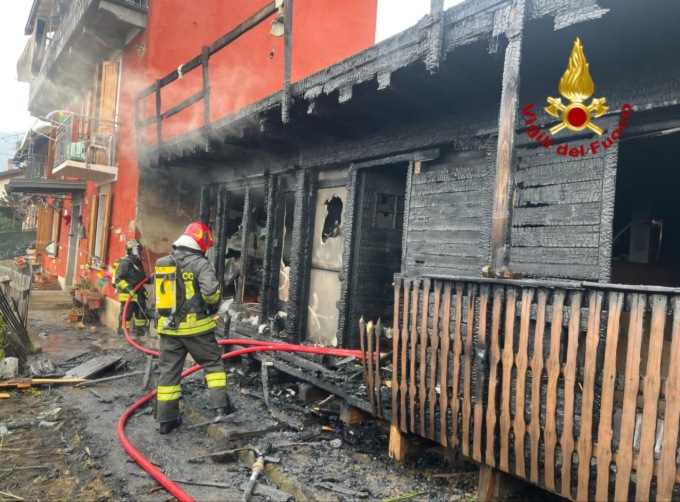 Abitazione in fiamme a Cossogno: intervento dei vigili del fuoco