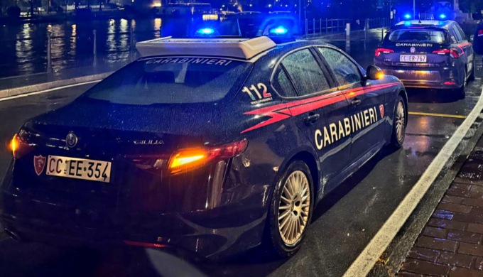 Sale su un bus di linea a Verbania e senza motivo prende a pugni l’autista: arrestato