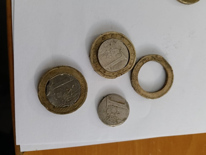 Recupera monete deformate nelle auto demolite e compra sigarette: denunciato