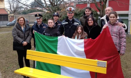 A Trecate i bambini hanno inaugurato una panchina gialla contro il bullismo