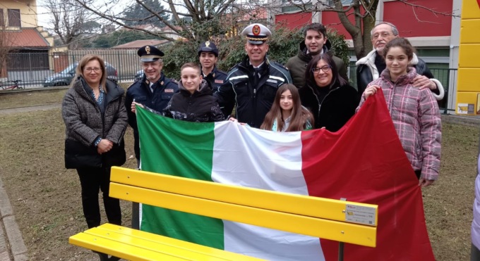 A Trecate i bambini hanno inaugurato una panchina gialla contro il bullismo