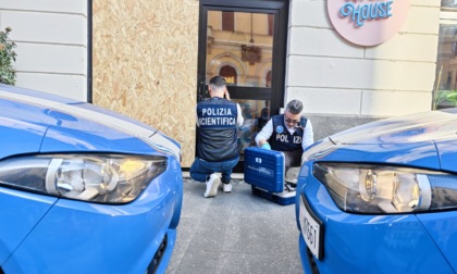 Infrange le vetrine di due negozi del centro per rubare, arrestato 19enne