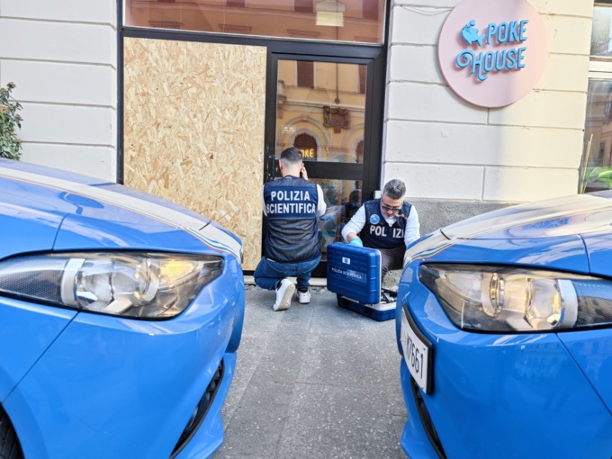 Infrange le vetrine di due negozi del centro per rubare, arrestato 19enne