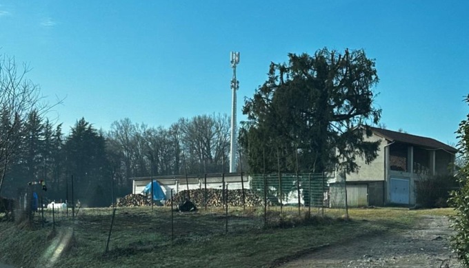 La discussa e contestata antenna di telefonia è stata posizionata a Castelletto Ticino