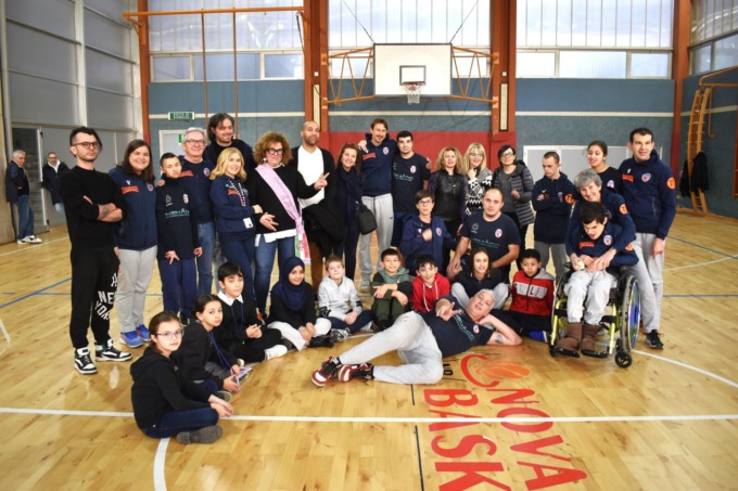 Sport e inclusione: il Consiglio comunale dei bambini di Novara alla scoperta del Baskin