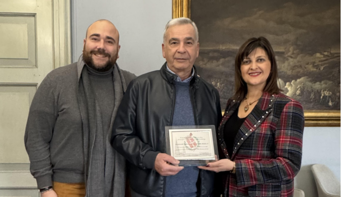 Targa di ringraziamento al titolare della storica panetteria all’Angolo delle Ore