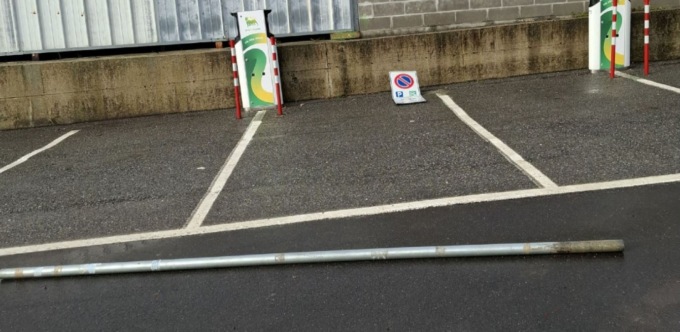 Vandali in azione a Divignano: abbattuto un palo nel parcheggio
