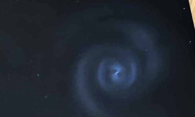 Spettacolo in cielo ieri notte: era il nuovo razzo spaziale di Elon Musk