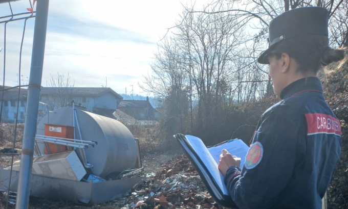 Discariche abusive in terreni agricoli: 4 denunciati a Borgo Ticino