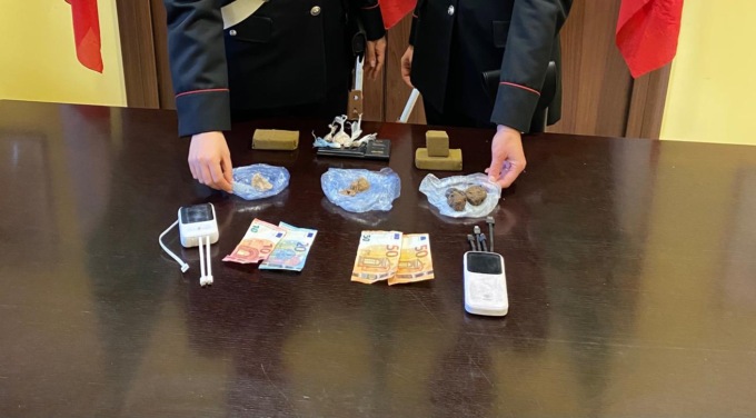 Un arresto nei “boschi dello spaccio” di Carpignano Sesia
