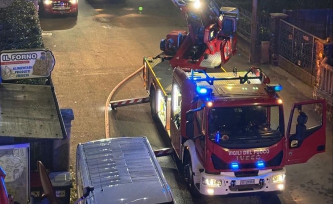 Tetto in fiamme a Gravellona Toce: due squadre dei vigili del fuoco sul posto