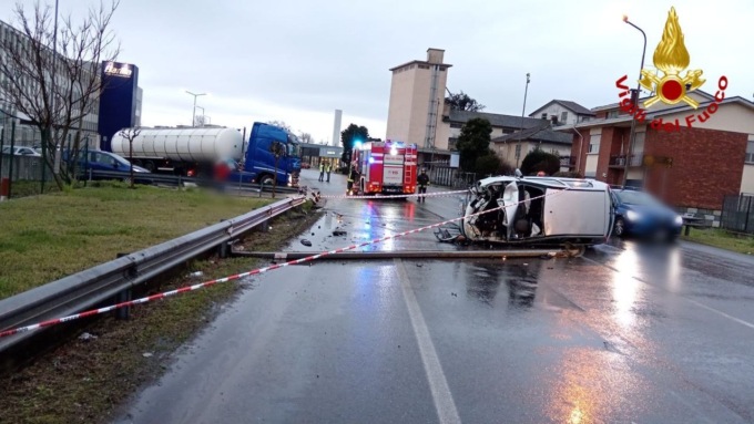 Incidente in corso Vercelli a Novara: auto ribaltata