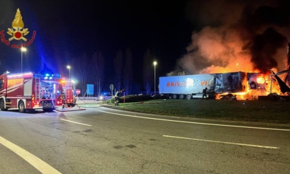 Incidente a Vicolungo: camion si ribalta e prende fuoco