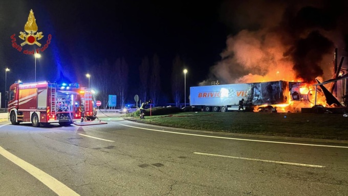 Incidente a Vicolungo: camion si ribalta e prende fuoco