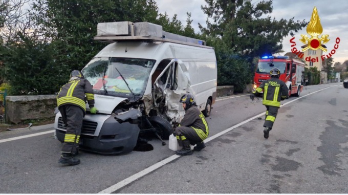 Frontale tra autocarro e macchina stamattina a Oggebbio