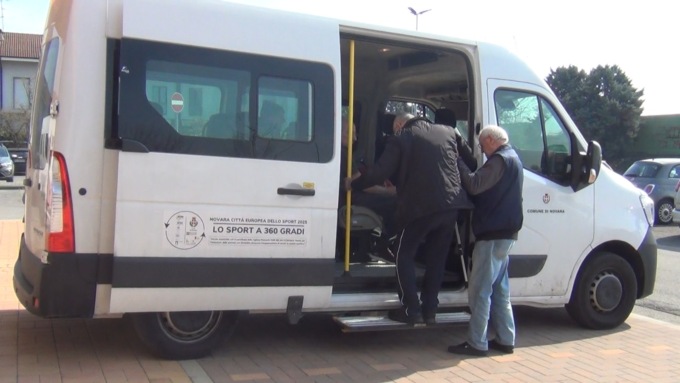 Novara, un servizio di trasporto per i malati di Parkinson: aiuto concreto per chi è solo
