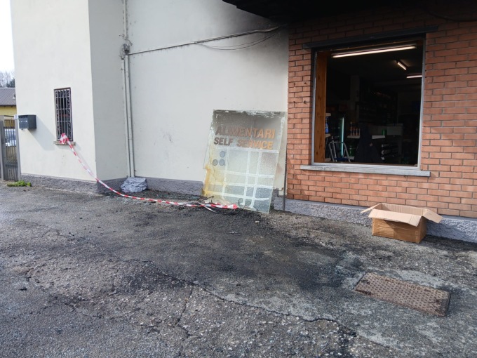 Tragedia a Castelletto: si dà fuoco nella sua auto vicino alla pompa di benzina