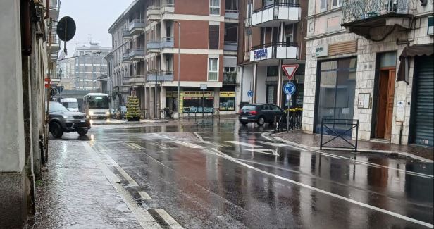 Arona, residenti di corso Liberazione esasperati: “Abbiamo paura a uscire di casa”