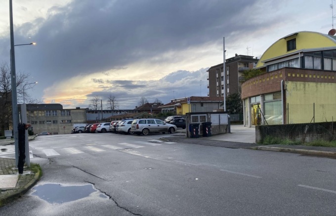 Oleggio, il rapinatore torna in azione e terrorizza con un’arma finta due ragazze