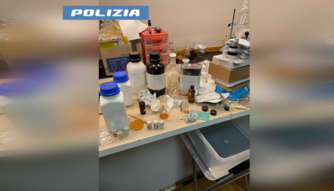 La Polizia scova uno dei più grandi laboratori clandestini di metanfetamina d’Italia a Novara