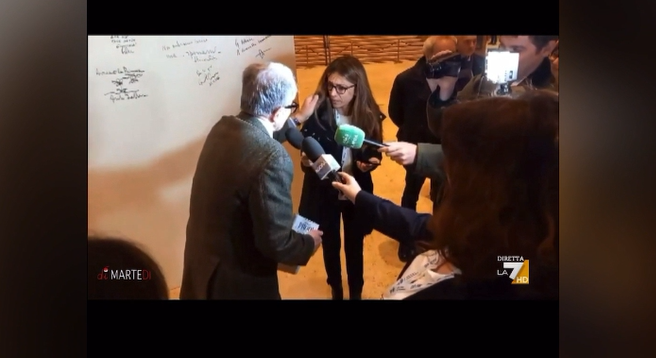 Il video che sbugiarda Prodi: ha tirato i capelli alla giornalista aronese