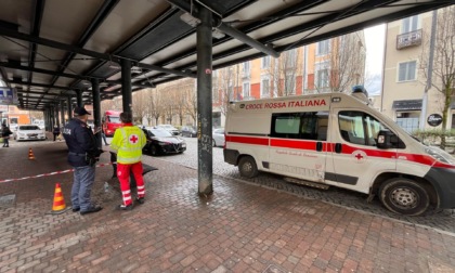 Ragazzo si sdraia sui binari a Chivasso e blocca la circolazione: è residente a Novara