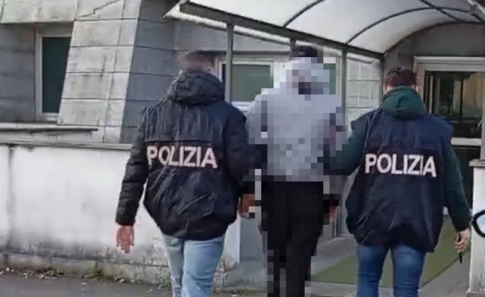 Colpito con un monopattino e rapinato del cellulare: tre aggressori ai domiciliari