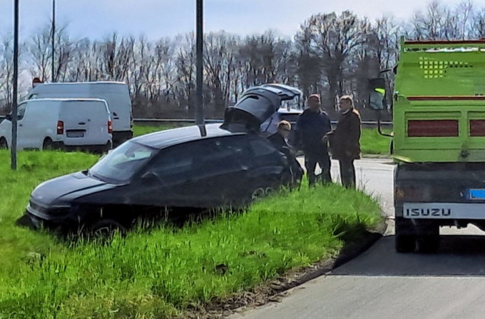 Ubriaco ruba un’auto, provoca un incidente e minaccia i soccorritori