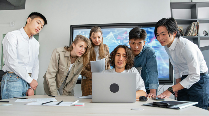 Incubatore di startup vs acceleratore: differenze, vantaggi e come scegliere