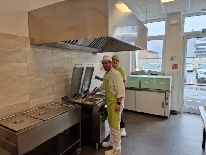 Bellinzago, la nuova mensa scolastica è operativa: servito il primo piatto