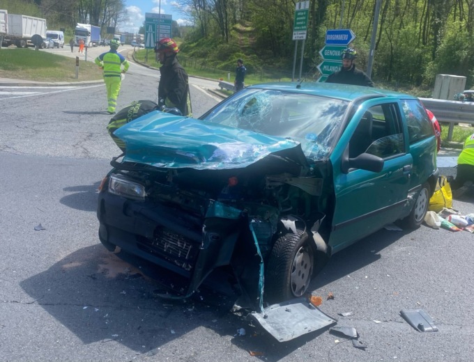 Incidente all’imbocco dell’autostrada a Paruzzaro: morta una donna