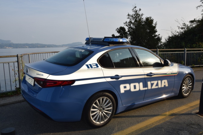 Finta bomba e scritte intimidatorie a un circolo sociale verbanese: indaga la polizia